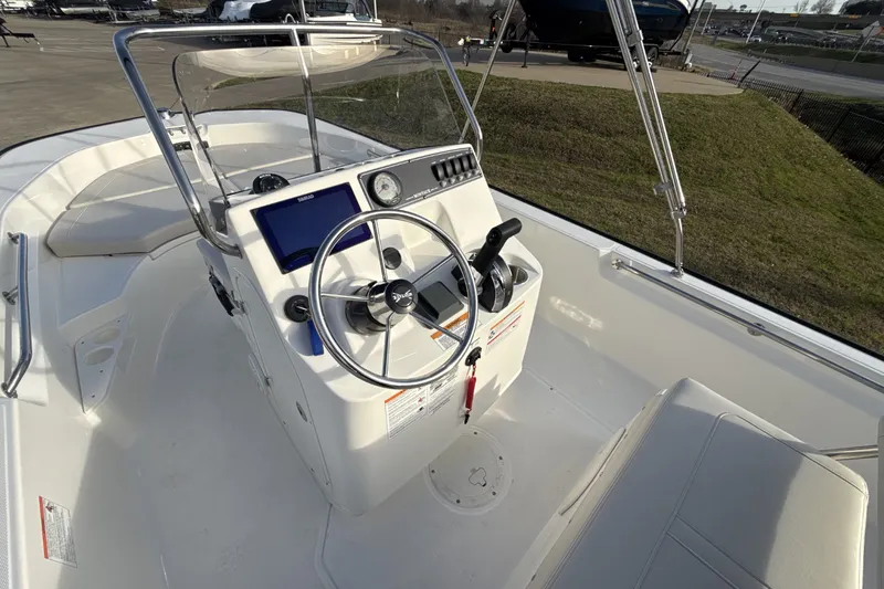 Slide: The Image of Boston Whaler 170 Montauk 2026 - 15