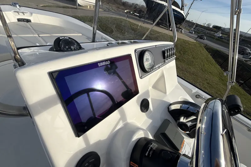 Slide: The Image of Boston Whaler 170 Montauk 2026 - 18