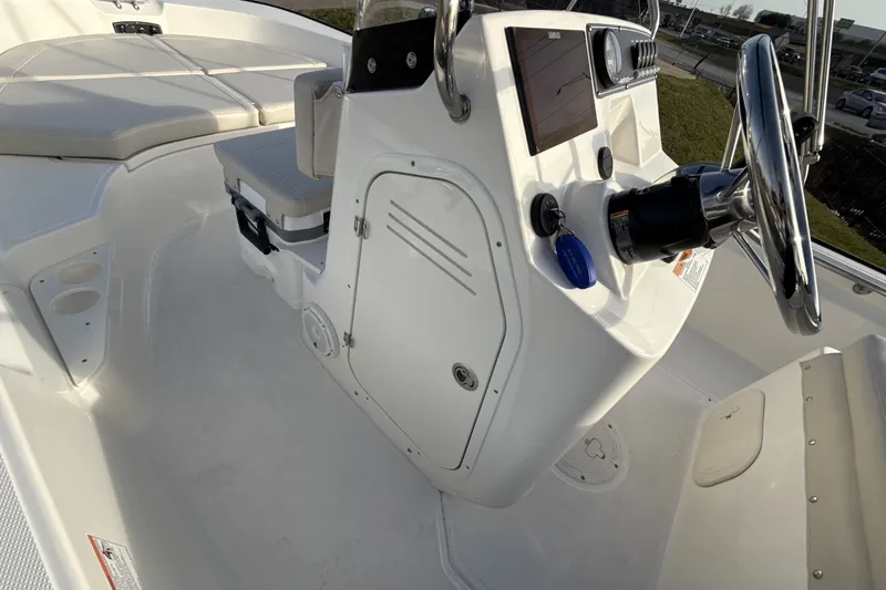 Slide: The Image of Boston Whaler 170 Montauk 2026 - 20