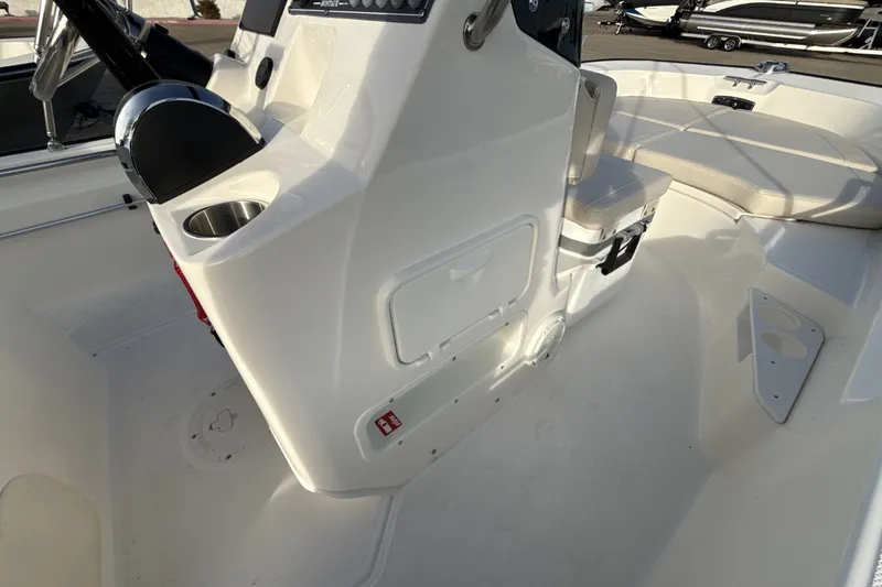 Slide: The Image of Boston Whaler 170 Montauk 2026 - 22