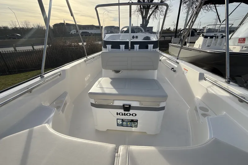 Slide: The Image of Boston Whaler 170 Montauk 2026 - 26