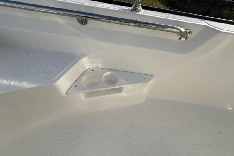 Slide: The Image of Boston Whaler 170 Montauk 2026 - 28