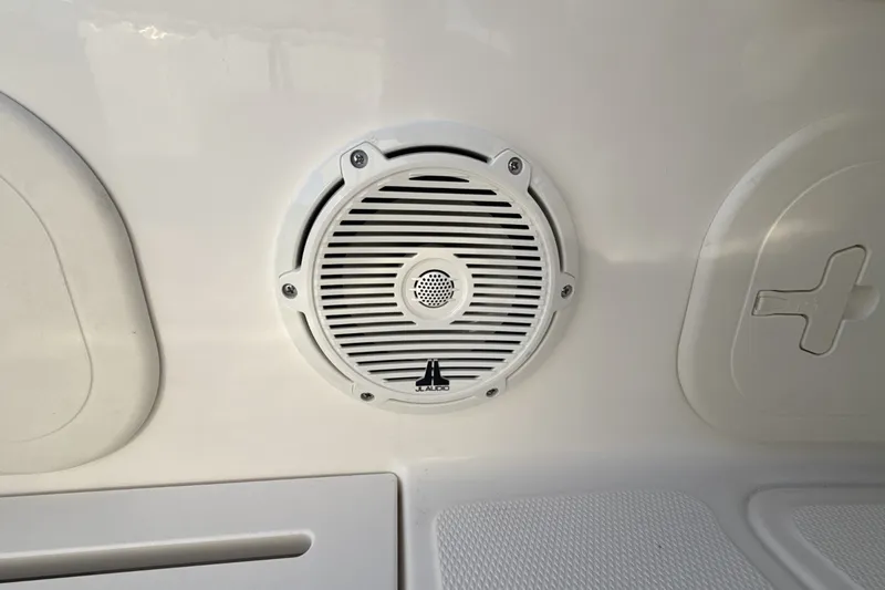 Slide: The Image of Boston Whaler 170 Montauk 2026 - 30