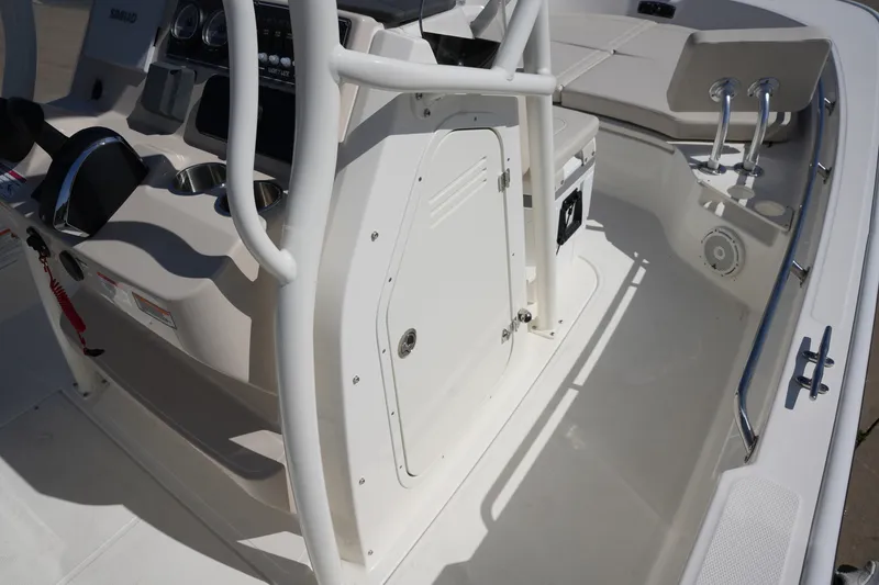 Slide: The Image of Boston Whaler 210 Montauk 2026 - 26