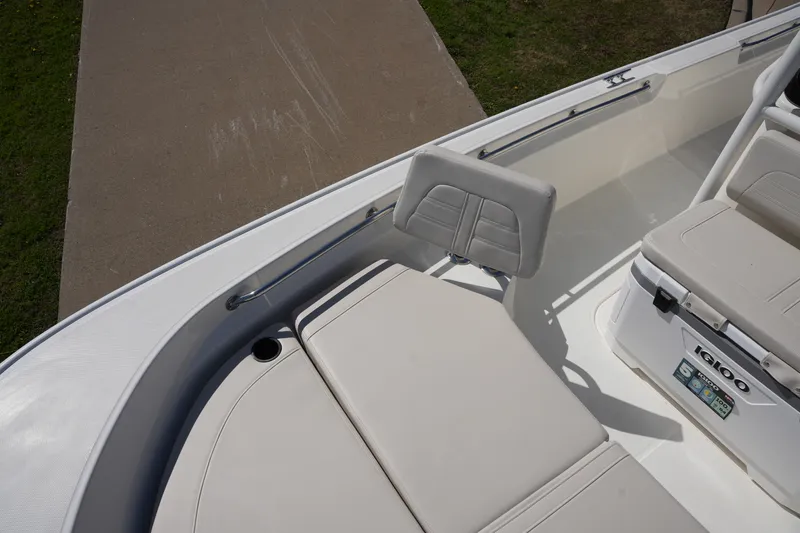 Slide: The Image of Boston Whaler 210 Montauk 2026 - 32