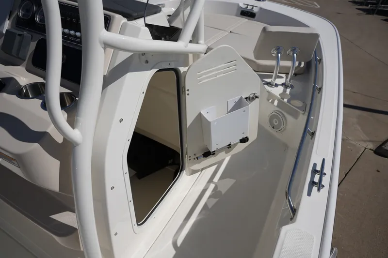 Slide: The Image of Boston Whaler 210 Montauk 2026 - 27