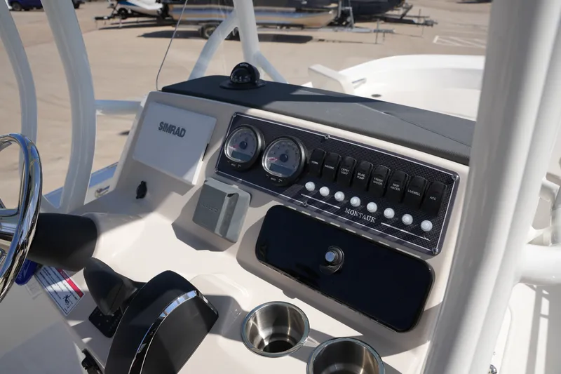Slide: The Image of Boston Whaler 210 Montauk 2026 - 25
