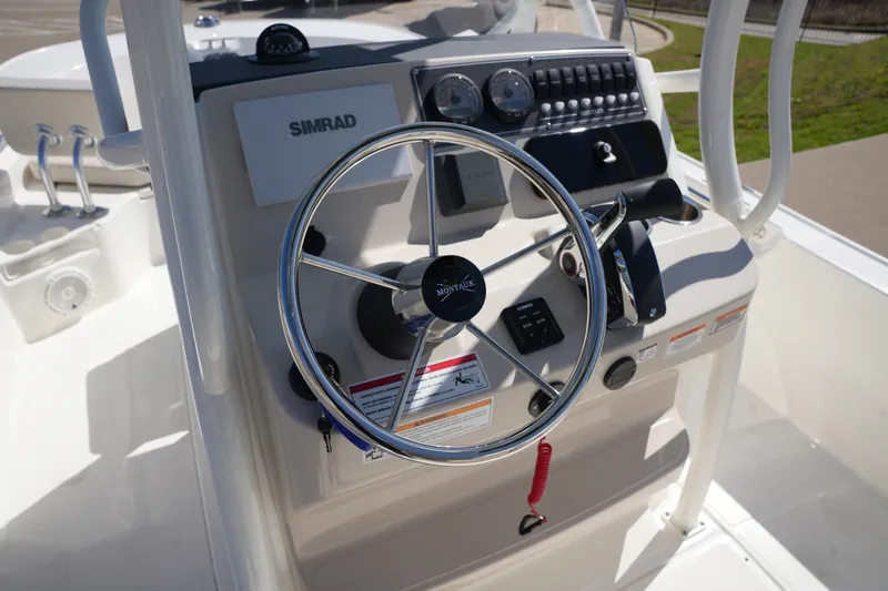 Slide: The Image of Boston Whaler 210 Montauk 2026 - 23
