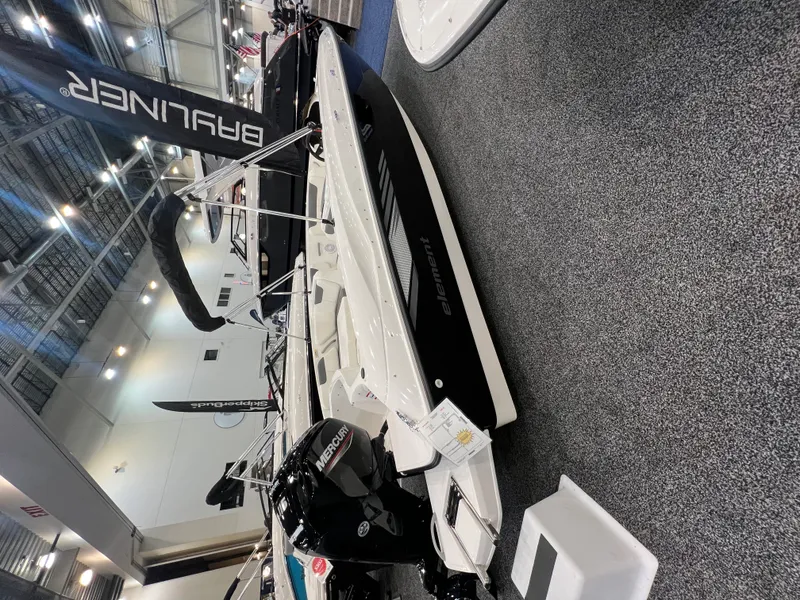 The Image of Bayliner E18LE 2026 - 0