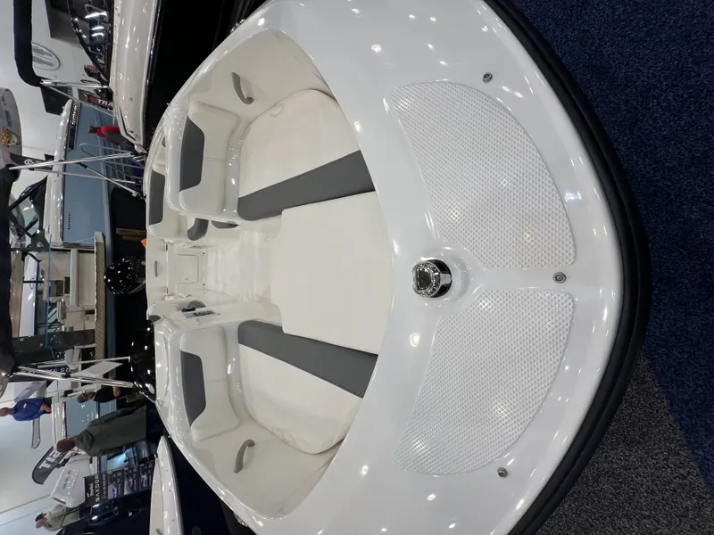 Slide: The Image of Bayliner E18LE 2026 - 12