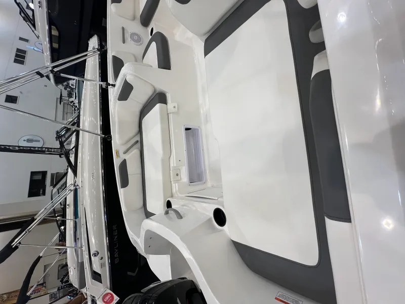 Slide: The Image of Bayliner E18LE 2026 - 2