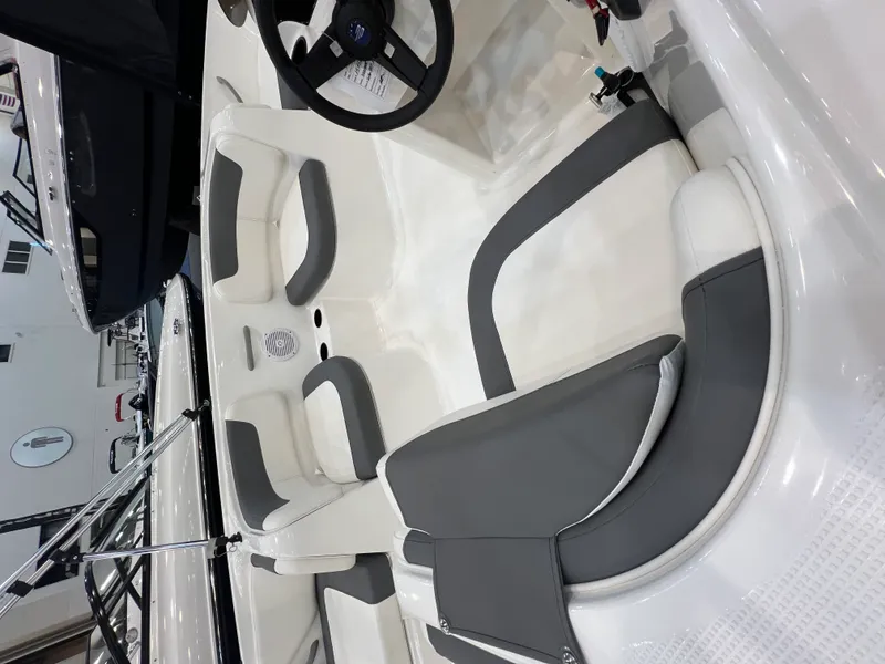 Slide: The Image of Bayliner E18LE 2026 - 3