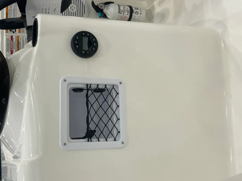 Slide: The Image of Bayliner E18LE 2026 - 7