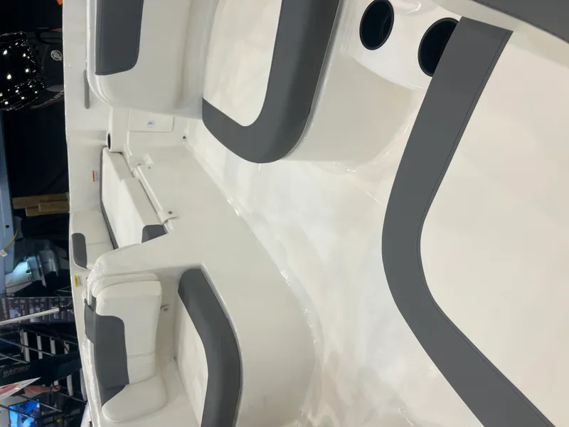 Slide: The Image of Bayliner E18LE 2026 - 8