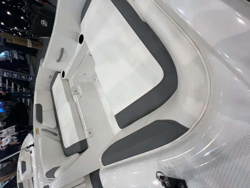 Slide: The Image of Bayliner E18LE 2026 - 9