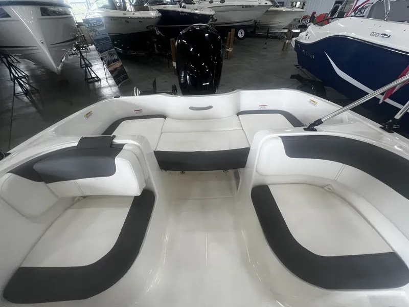 Slide: The Image of Bayliner E16LE 2026 - 10