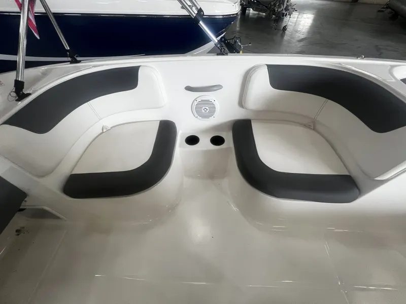 Slide: The Image of Bayliner E16LE 2026 - 12