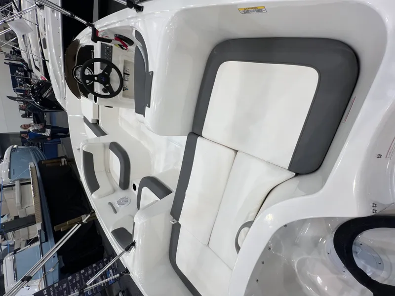 Slide: The Image of Bayliner E16LE 2026 - 11