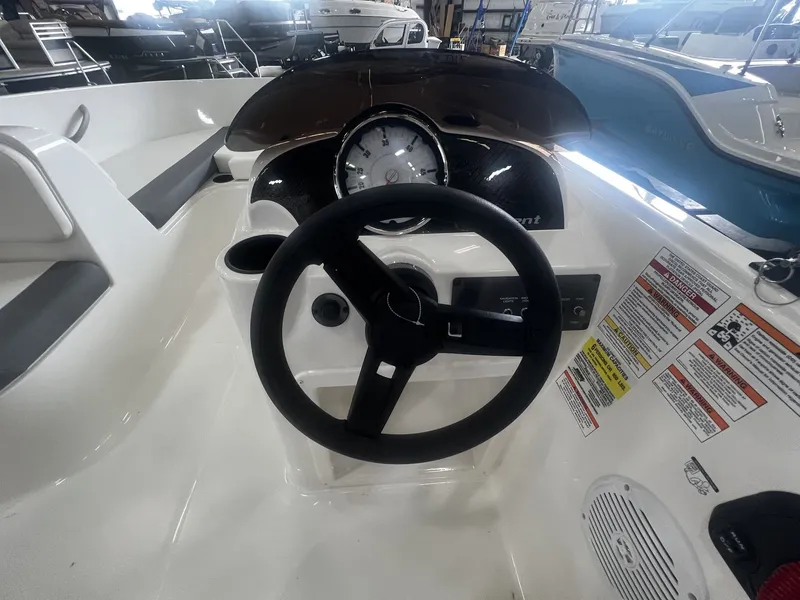 Slide: The Image of Bayliner E16LE 2026 - 8
