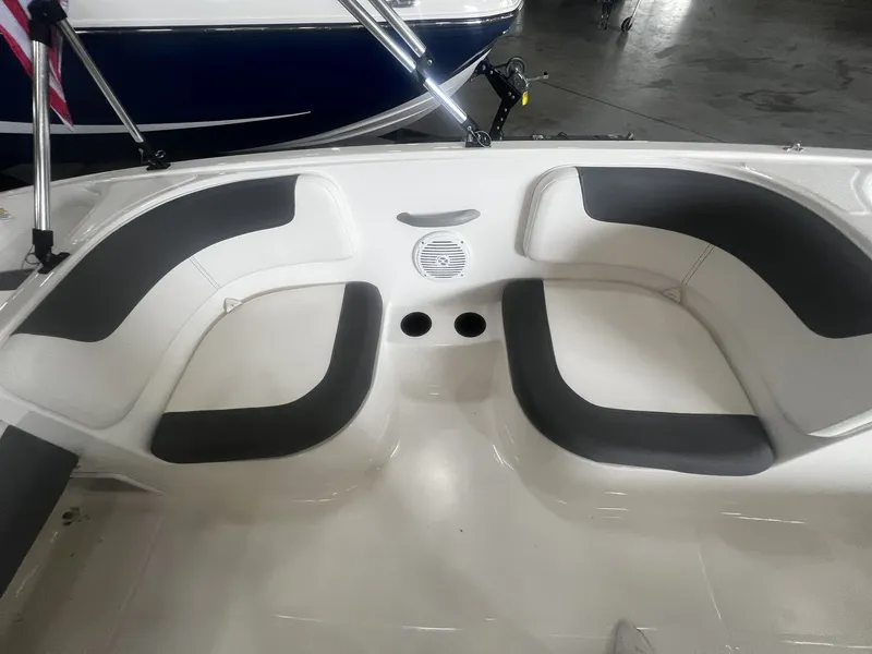 Slide: The Image of Bayliner E16LE 2026 - 11