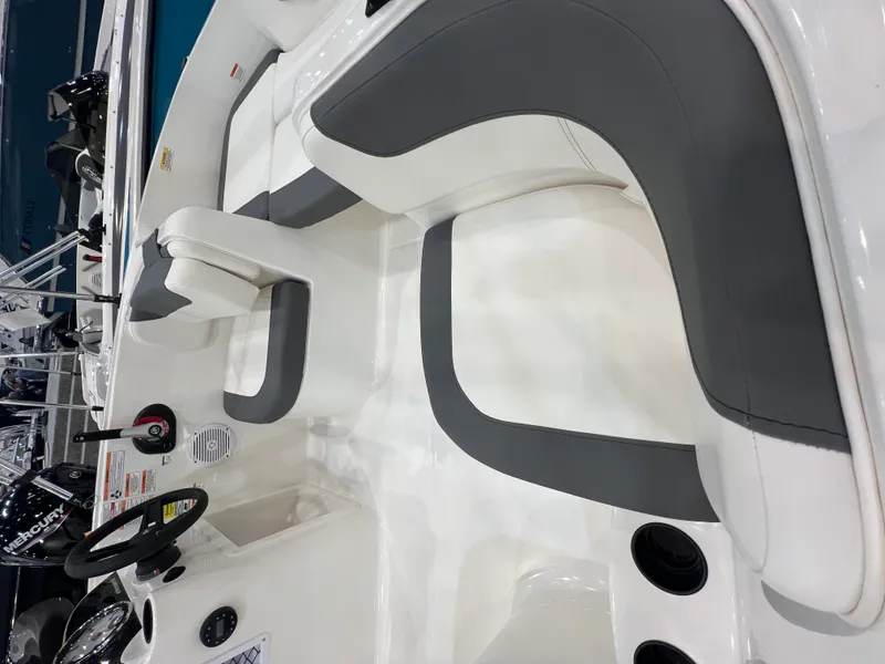 Slide: The Image of Bayliner E16LE 2026 - 3