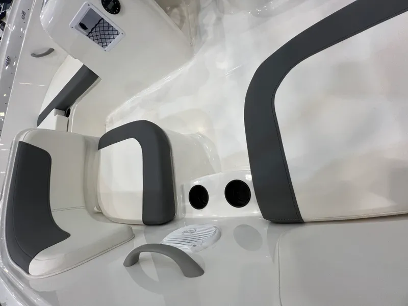 Slide: The Image of Bayliner E16LE 2026 - 4