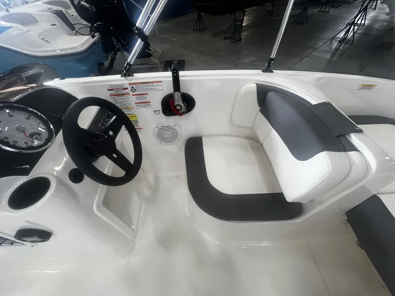 Slide: The Image of Bayliner E16LE 2026 - 9