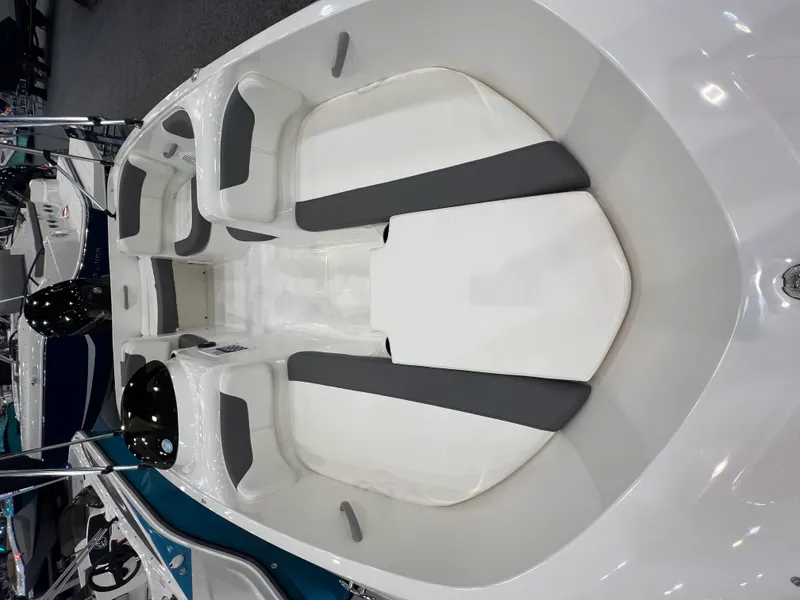 Slide: The Image of Bayliner E16LE 2026 - 6