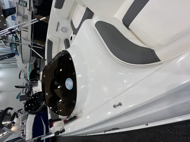 Slide: The Image of Bayliner E16LE 2026 - 8