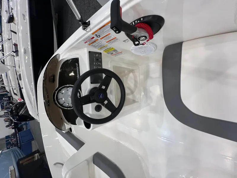 Slide: The Image of Bayliner E16LE 2026 - 9