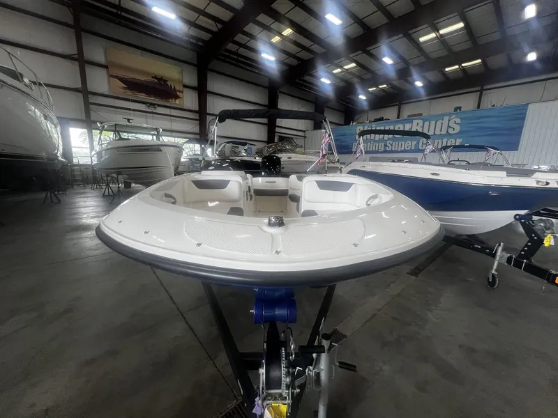 Slide: The Image of Bayliner E16LE 2026 - 3