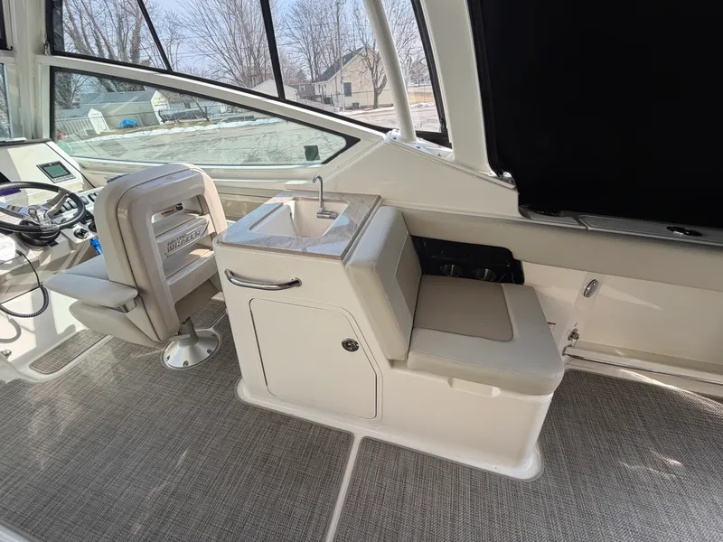 Slide: The Image of Boston Whaler 28 VANTAGE 2025 - 11