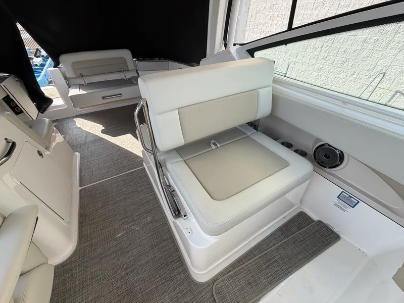 Slide: The Image of Boston Whaler 28 VANTAGE 2025 - 12