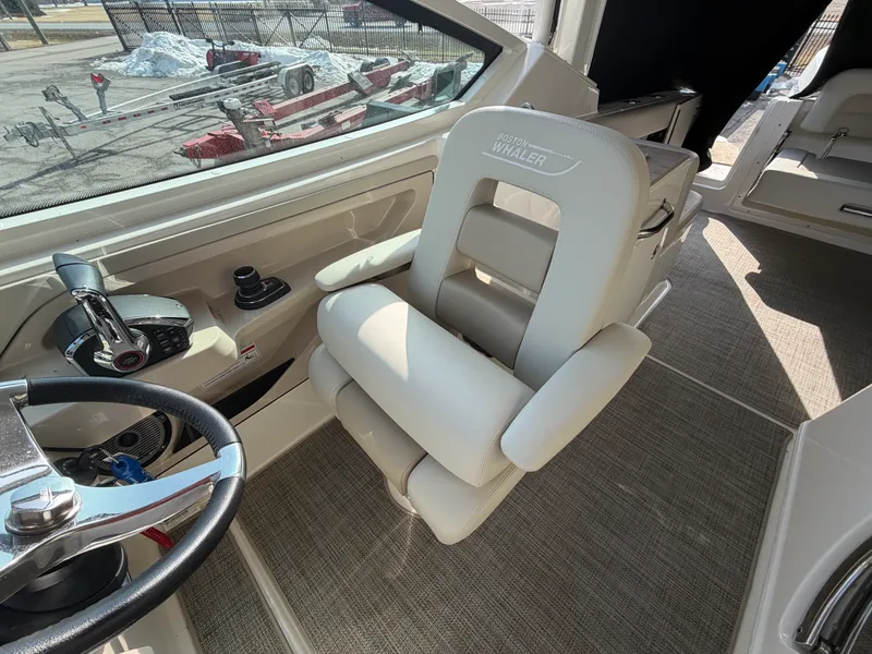 Slide: The Image of Boston Whaler 28 VANTAGE 2025 - 13