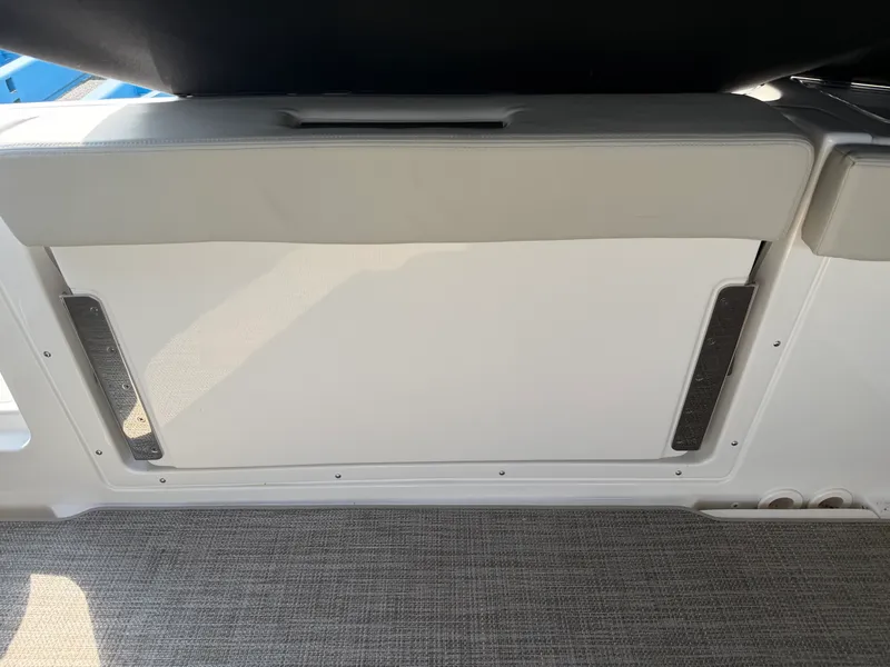 Slide: The Image of Boston Whaler 28 VANTAGE 2025 - 15