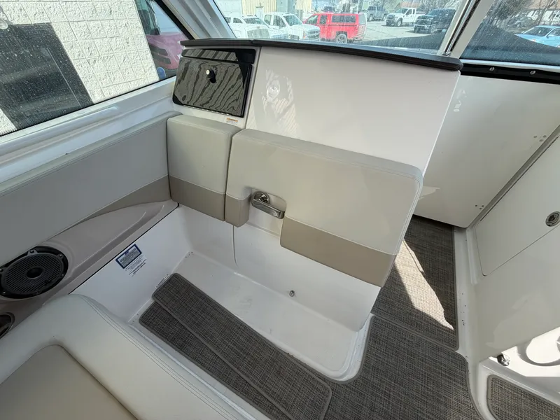 Slide: The Image of Boston Whaler 28 VANTAGE 2025 - 18