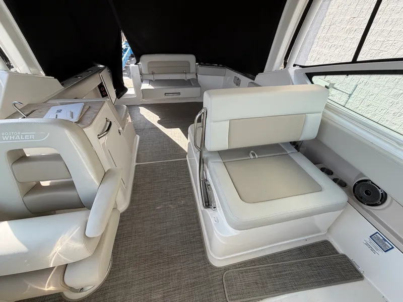 Slide: The Image of Boston Whaler 28 VANTAGE 2025 - 21