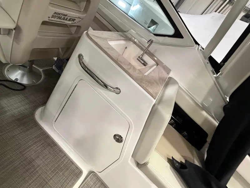 Slide: The Image of Boston Whaler 28 VANTAGE 2025 - 23