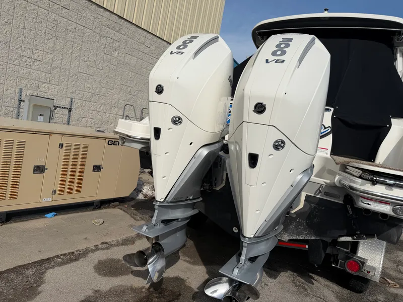 Slide: The Image of Boston Whaler 28 VANTAGE 2025 - 3