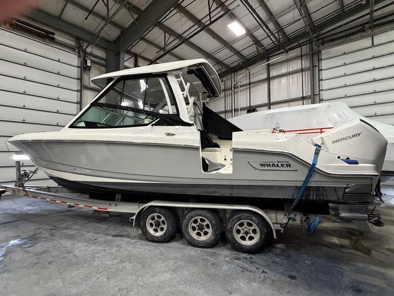 Slide: The Image of Boston Whaler 28 VANTAGE 2025 - 5