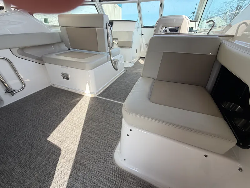 Slide: The Image of Boston Whaler 28 VANTAGE 2025 - 6