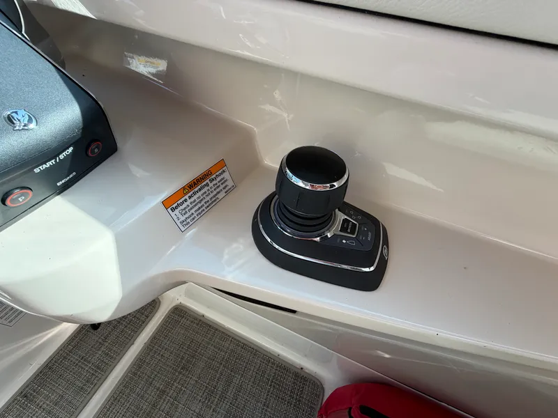 Slide: The Image of Boston Whaler 28 VANTAGE 2025 - 8