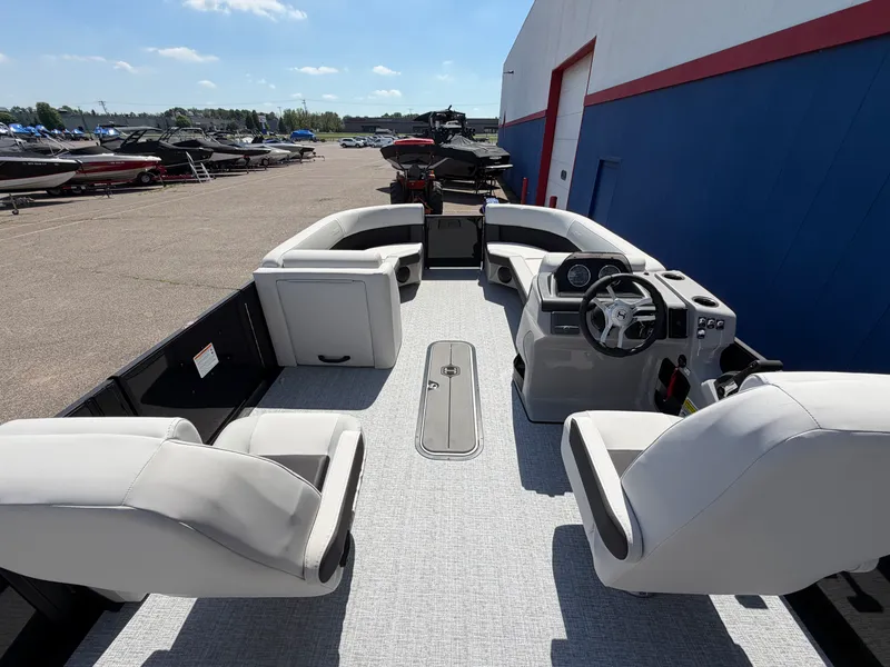 Slide: The Image of Harris Cruiser 230 2026 - 11
