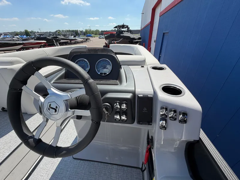 Slide: The Image of Harris Cruiser 230 2026 - 15