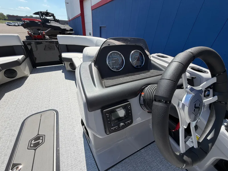 Slide: The Image of Harris Cruiser 230 2026 - 16