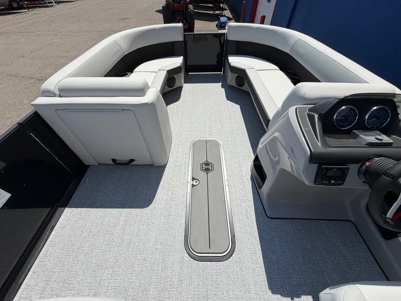 Slide: The Image of Harris Cruiser 230 2026 - 21