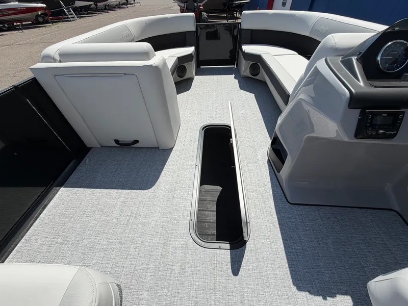 Slide: The Image of Harris Cruiser 230 2026 - 22