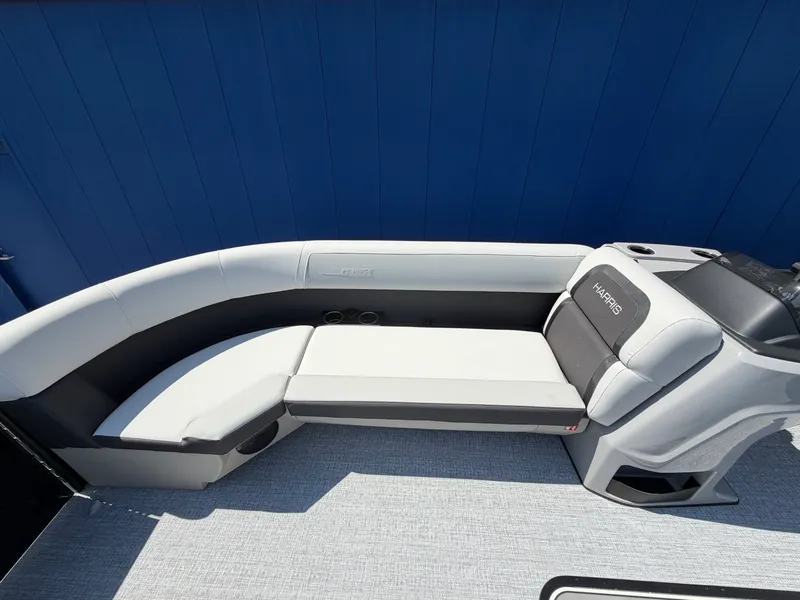 Slide: The Image of Harris Cruiser 230 2026 - 25