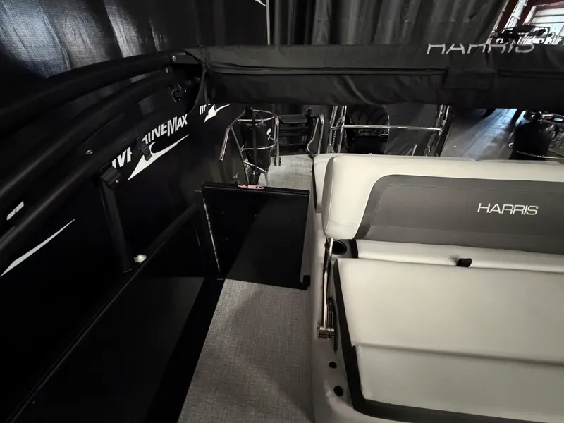 Slide: The Image of Harris Cruiser 230 2026 - 11