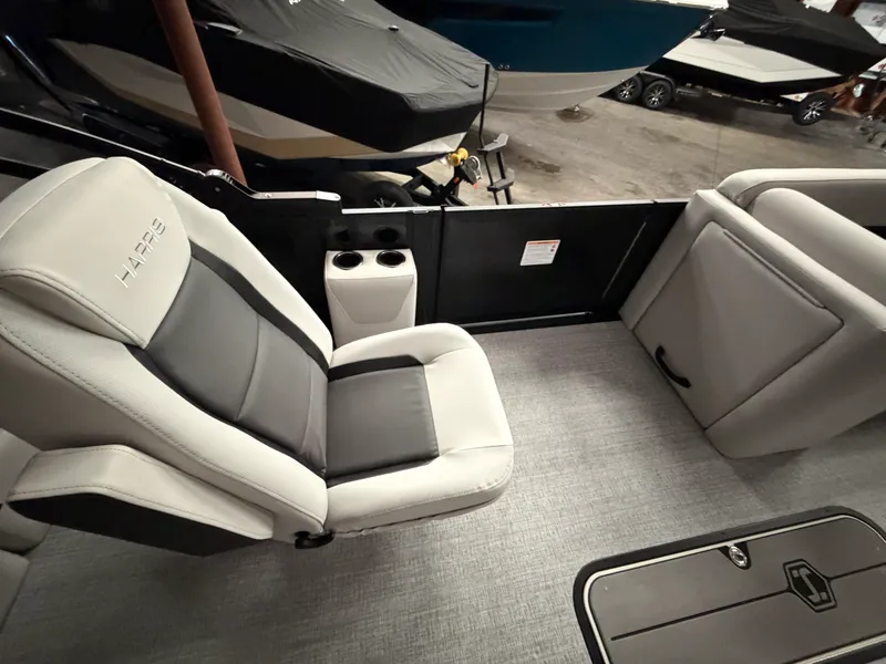 Slide: The Image of Harris Cruiser 230 2026 - 15